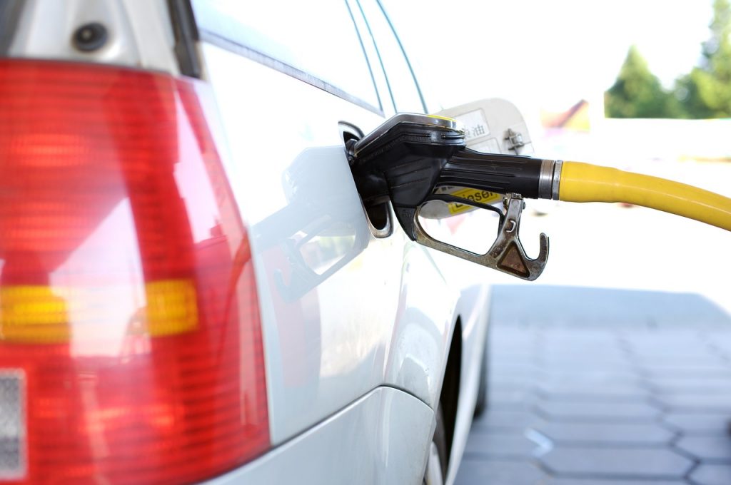 Přes noc jeden litr zlevnil o dvacetihaléř, z 30,16 koruny na 29,96 koruny.