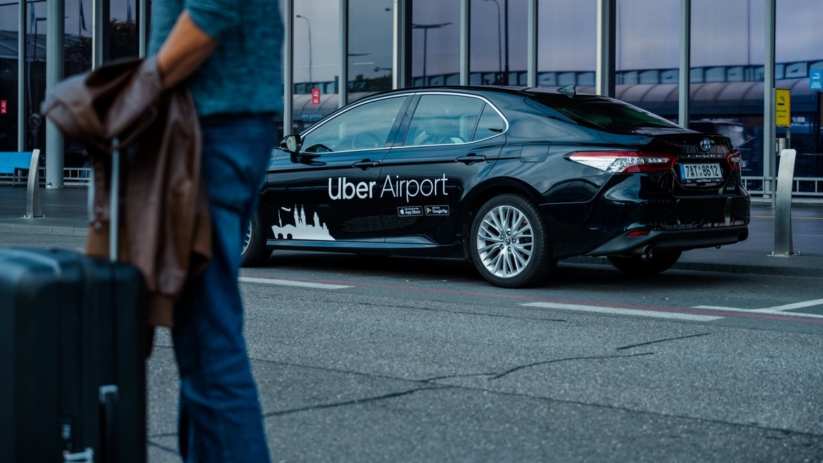 Podstatným milníkem bylo pro Uber loňské zahájení spolupráce s Letištěm Václava Havla Praha, kde nyní funguje jako oficiální taxislužba, přestože v začátcích svého působení v Česku se k ní prohlašovala jako „technologická alternativa“. Ilustrační foto: Uber