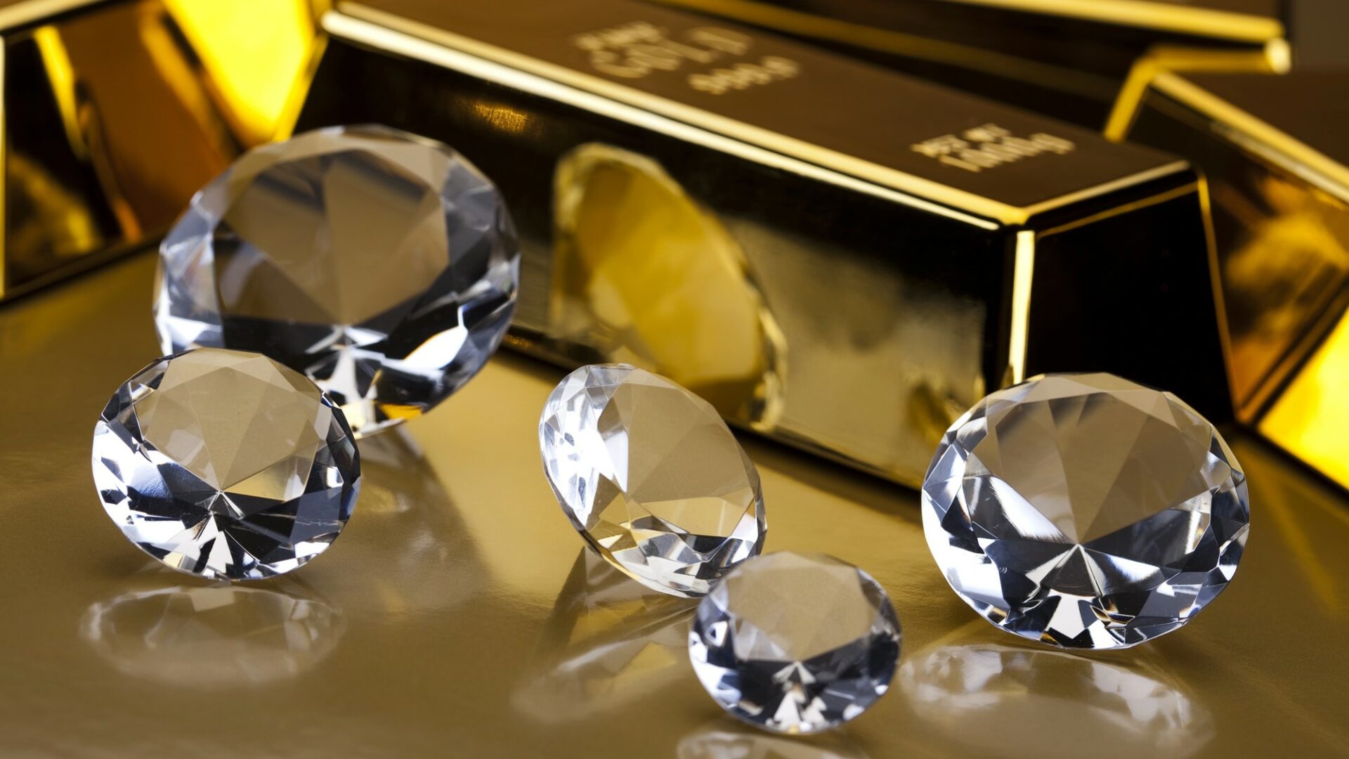 Pro běžného investora je v podstatě nemožné poznat skutečnou hodnotu prodávaných diamantů. Zlaté slitky mají jedinečné výrobní číslo a někteří výrobci (např. švýcarský PAMP) dokonce skenují jich povrch, aby se v budoucnu při prodeji dala ověřit jejich pravost. Ilustrační foto: Depositphotos.com
