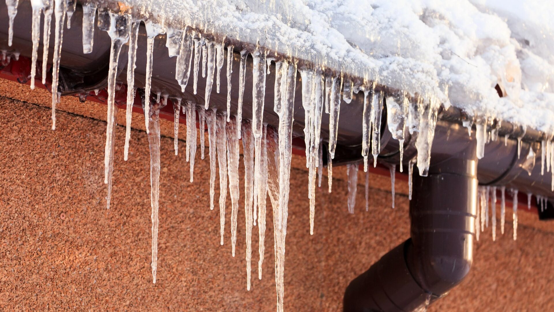 Za zabezpečení zejména střech ale i dalších součástí budov od padajícího sněhu či ledu zodpovídá vlastník nemovitosti nebo její správce. Ilustrační foto: Depositphotos.com