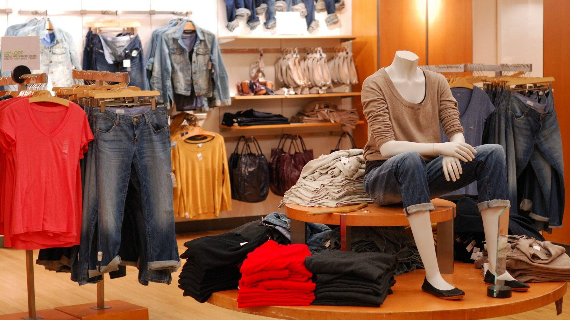 Při nákupu oblečení si Češi mohou dovolit jen asi třetinu toho, co němečtí zákazníci. Ilustrační foto: Depositphotos.com