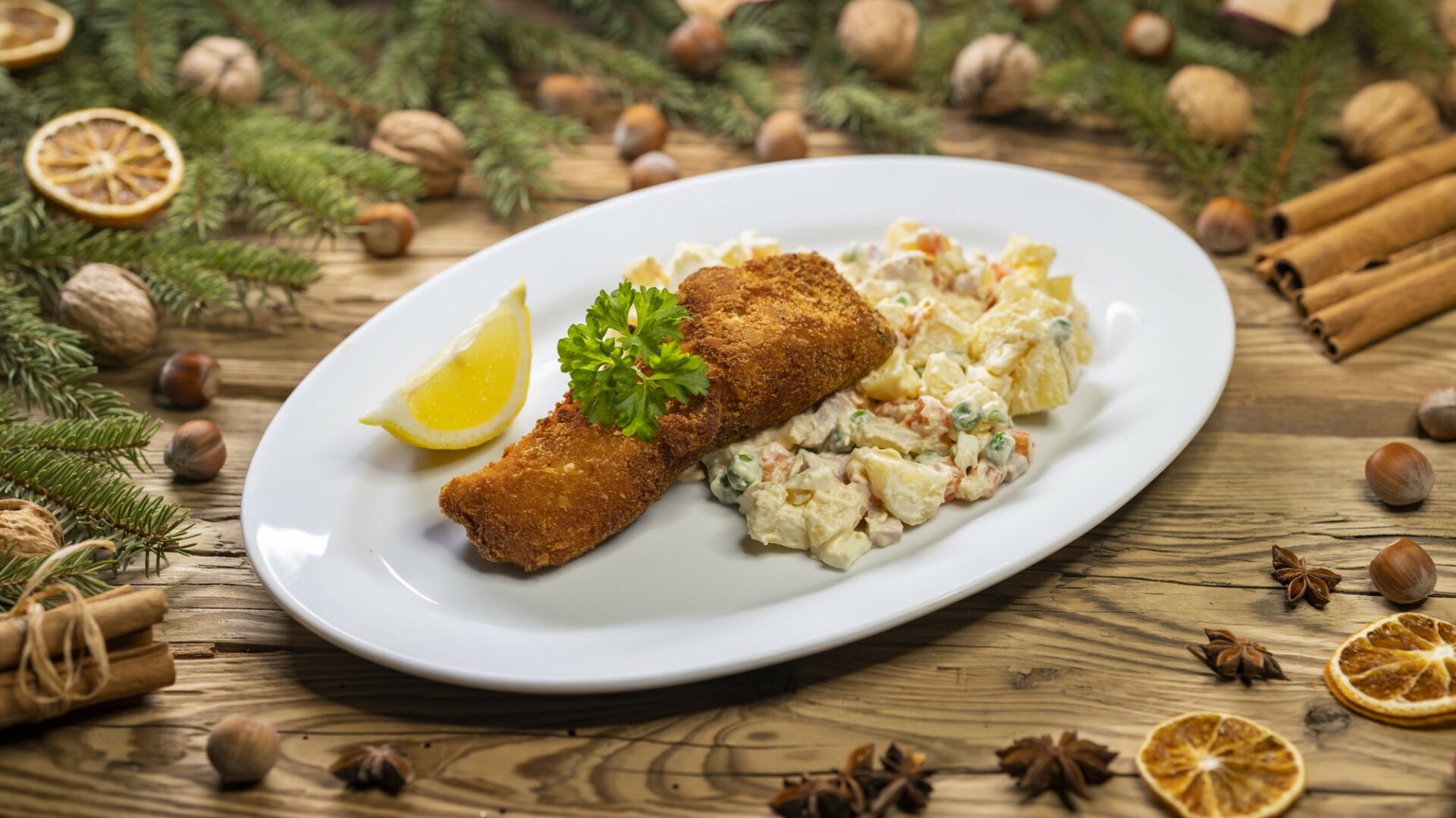 Bramborový salát má nekonečně variant, na štědrovečerní tabuli nechybí téměř v žádné české domácnosti. Ilustrační foto: Depositphotos.com