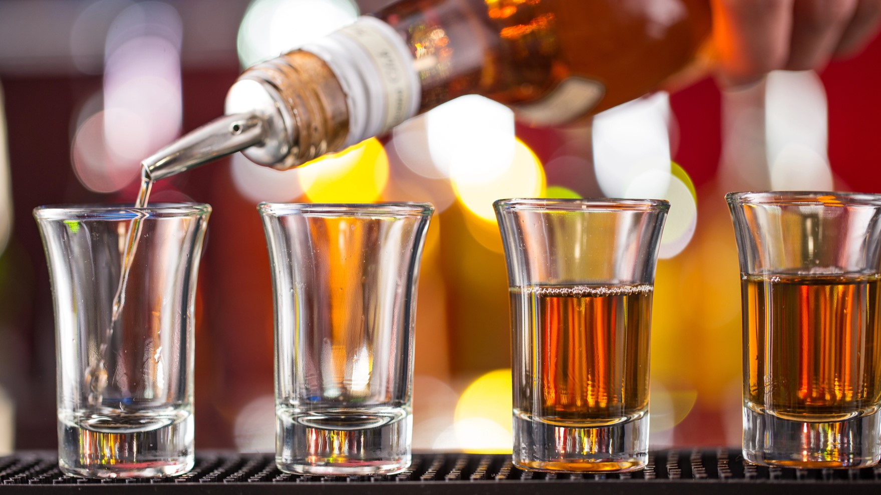 Lihoviny představují suverénně nejvyšší podíl na výběru spotřební daně z alkoholu. Tvoří sice necelých 30 procent spotřeby alkoholu, ale na výběru daní se podílejí 65 procenty. Ilustrační foto: Depositphotos.com