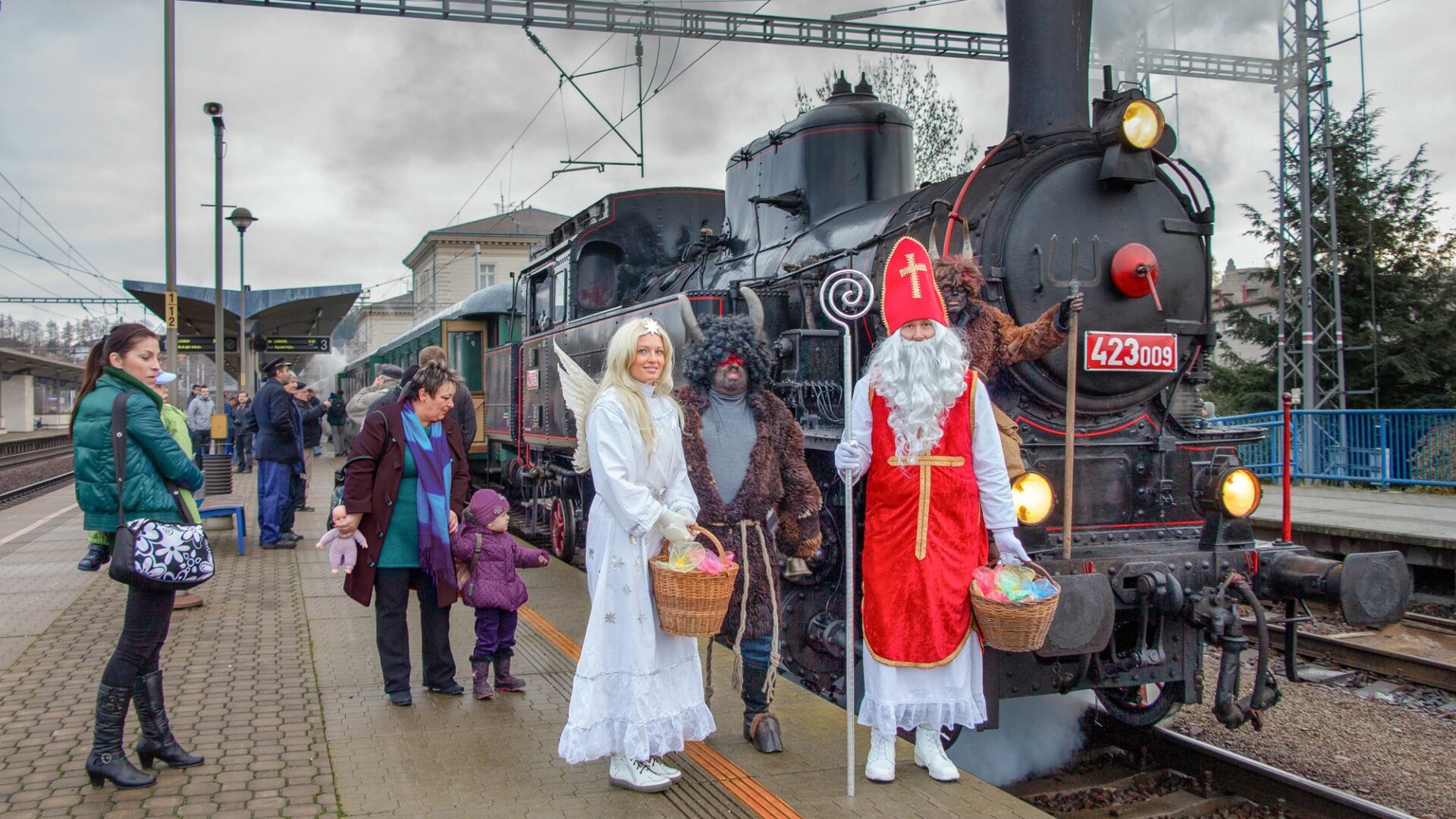 Často jsou návštěvy Mikuláše, čerta i anděla uskutečňovány v rámci sousedské či obecní výpomoci a související finanční plnění pak mnohdy probíhají v šedé zóně. Ilustrační foto: Depositphotos.com