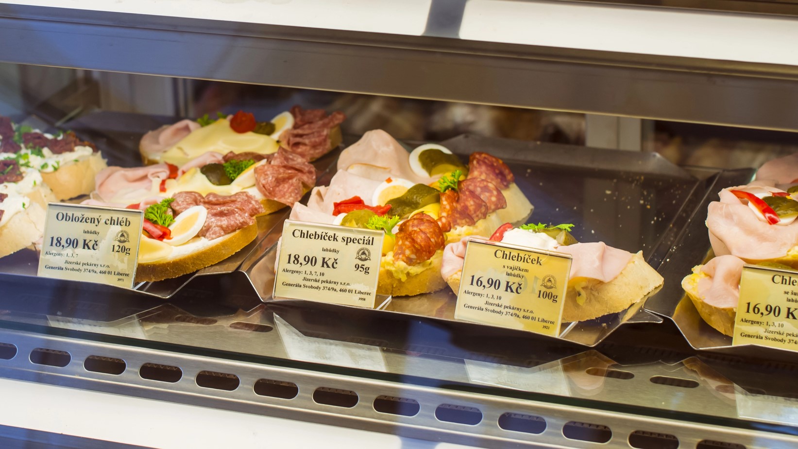 Chlebíčky bývají tradiční součástí všech rodinných oslav včetně silvestra. Ilustrační foto: Depositphotos.com