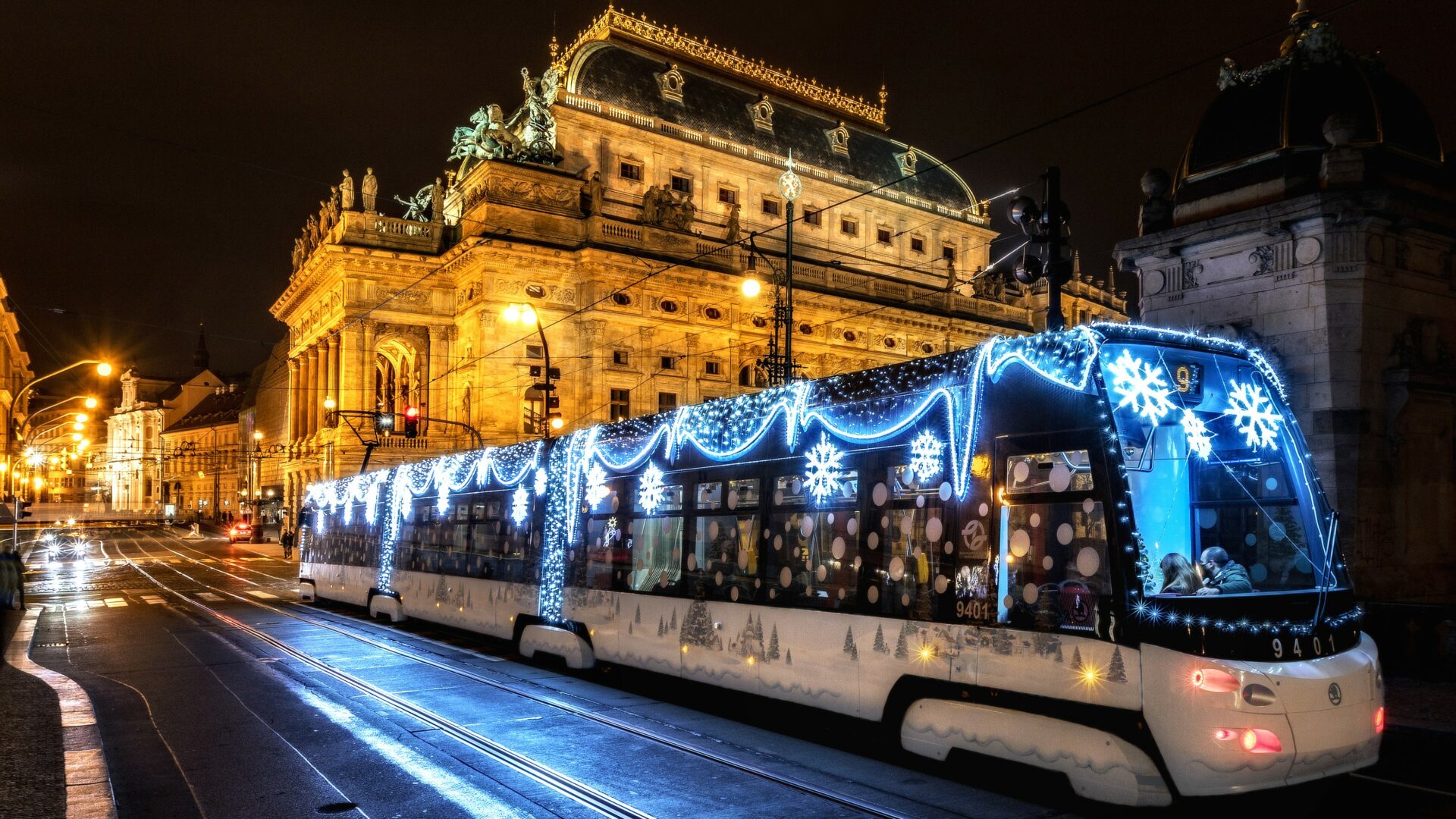 Firma dokáže také přeměnit obyčejnou tramvaj ve vánoční. Foto: Decoled/Radoslav Vnenčák