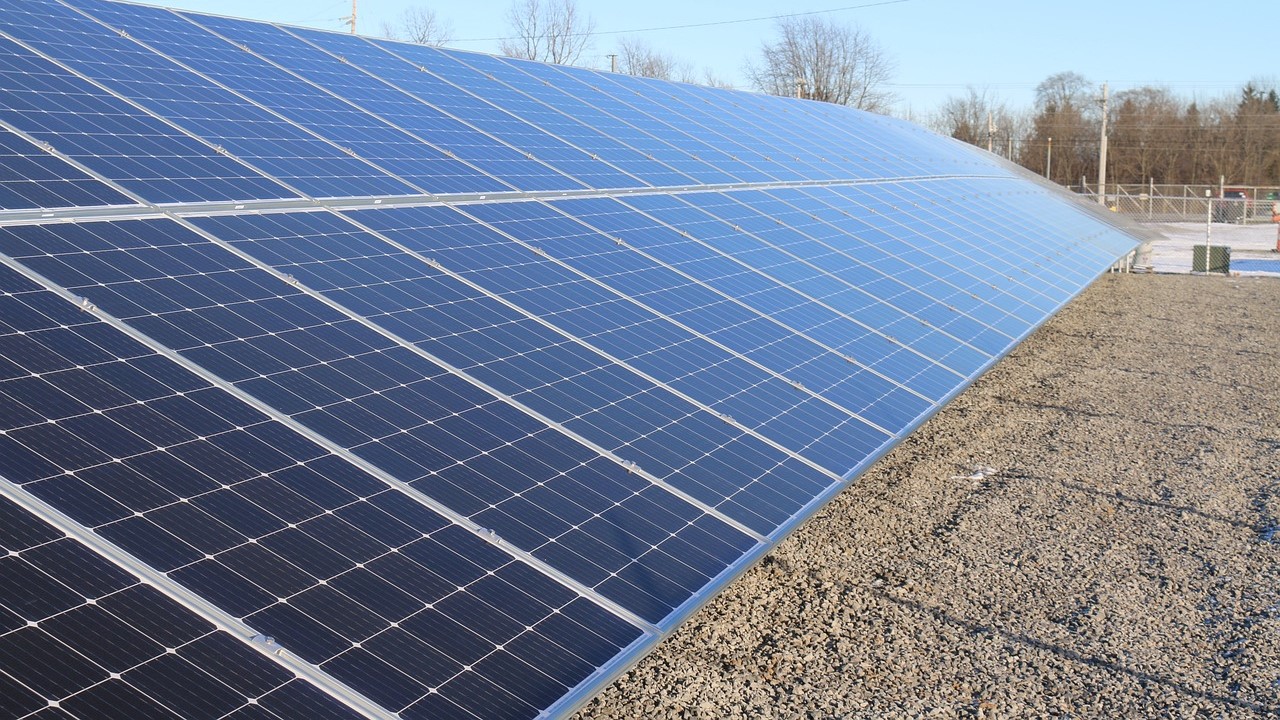 Jen v loňském roce přibyly další desítky tisíc nových fotovoltaických elektráren. Ilustrační foto: Pixabay.com