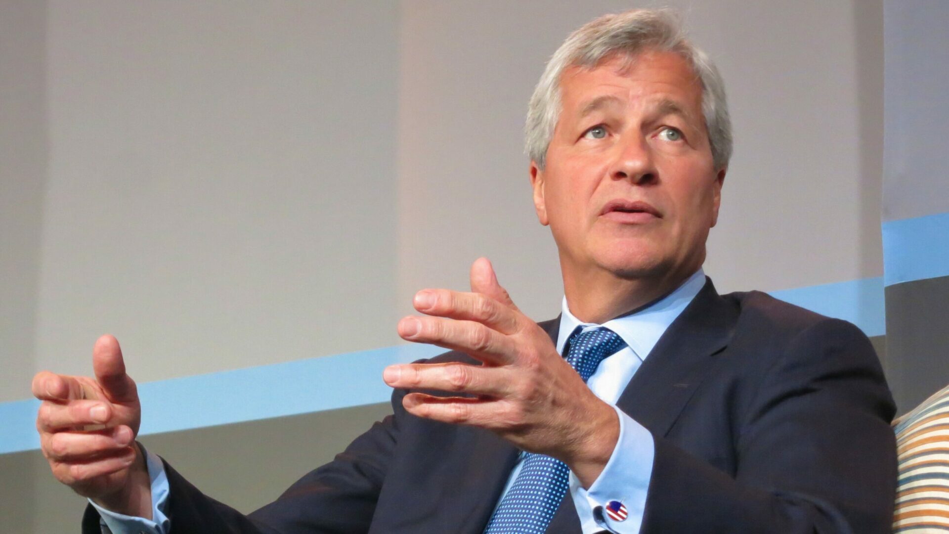 Generální ředitel banky JPMorgan Chase Jamie Dimon vyjádřil optimismus ohledně americké ekonomiky, ale upozornil na rizika, jako je inflace, nový vládní program USA a geopolitická situace. Ilustrační foto: Steve Jurvetson – Flickr: Jamie Dimon, CEO of JPMorgan Chase, CC BY 2.0, https://commons.wikimedia.org/w/index.php?curid=23967924