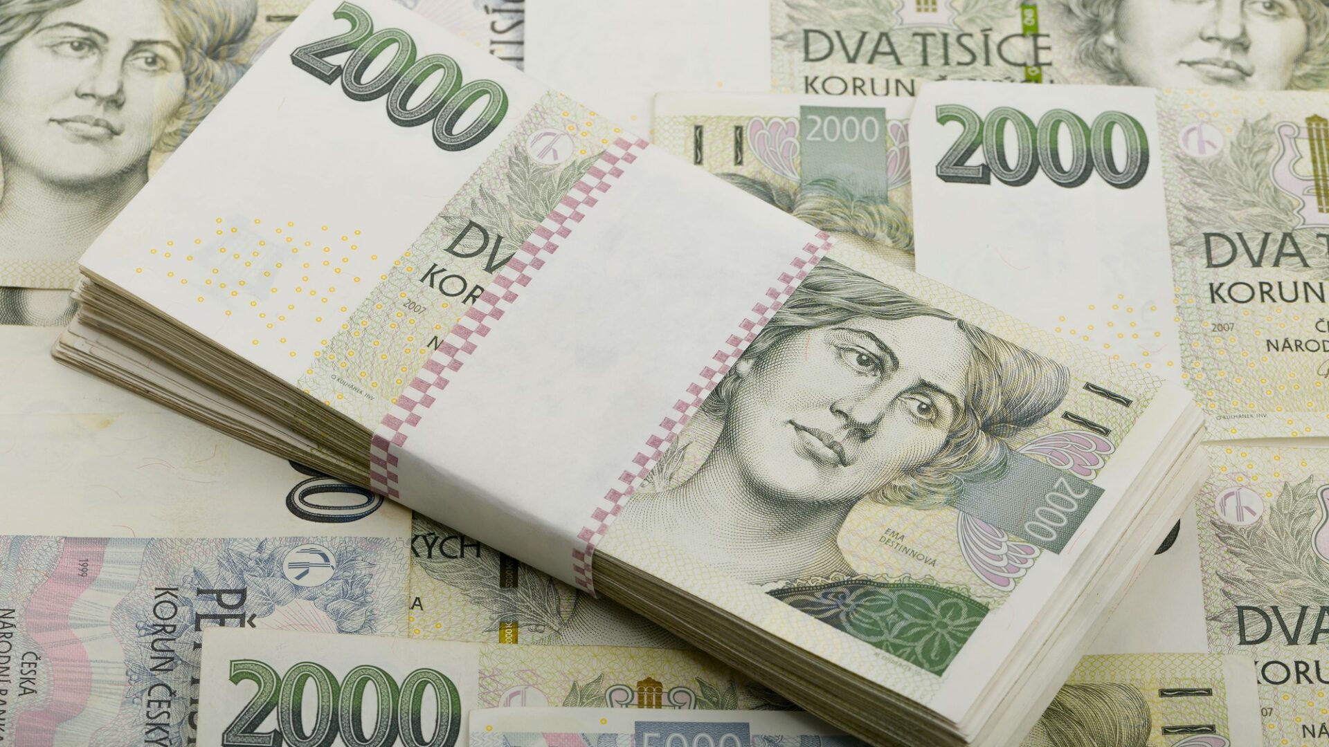 Zatím je pro zájemce o novou půjčku na bydlení nezbytné osobně navštívit některou ze 124 poboček banky a doložit dva doklady totožnosti. Ilustrační foto: Depositphotos.com