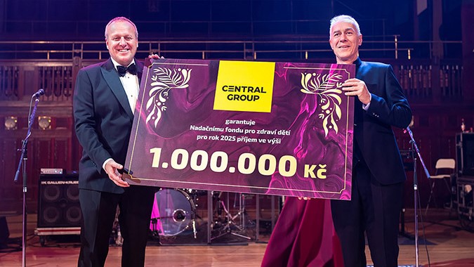 Zakladatel a šéf Central Group Dušan Kunovský předal na charitativním galavečeru v Obecním domě šek na jeden milion korun ve prospěch Nadačního fondu pro zdraví dětí. Foto: Central Group