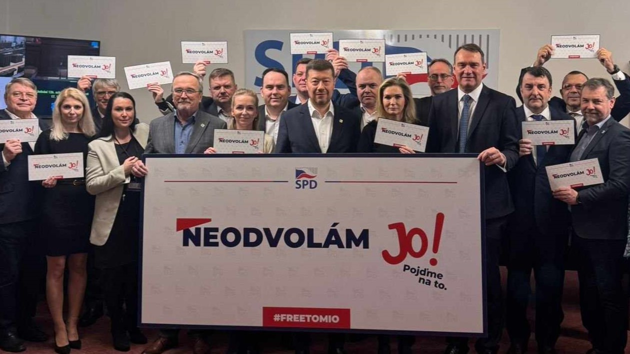Tomio Okamura (uprostřed) se snaží stylizovat do novodobého Jana Husa, ale tím opravdu není. Ilustrační foto: SPD