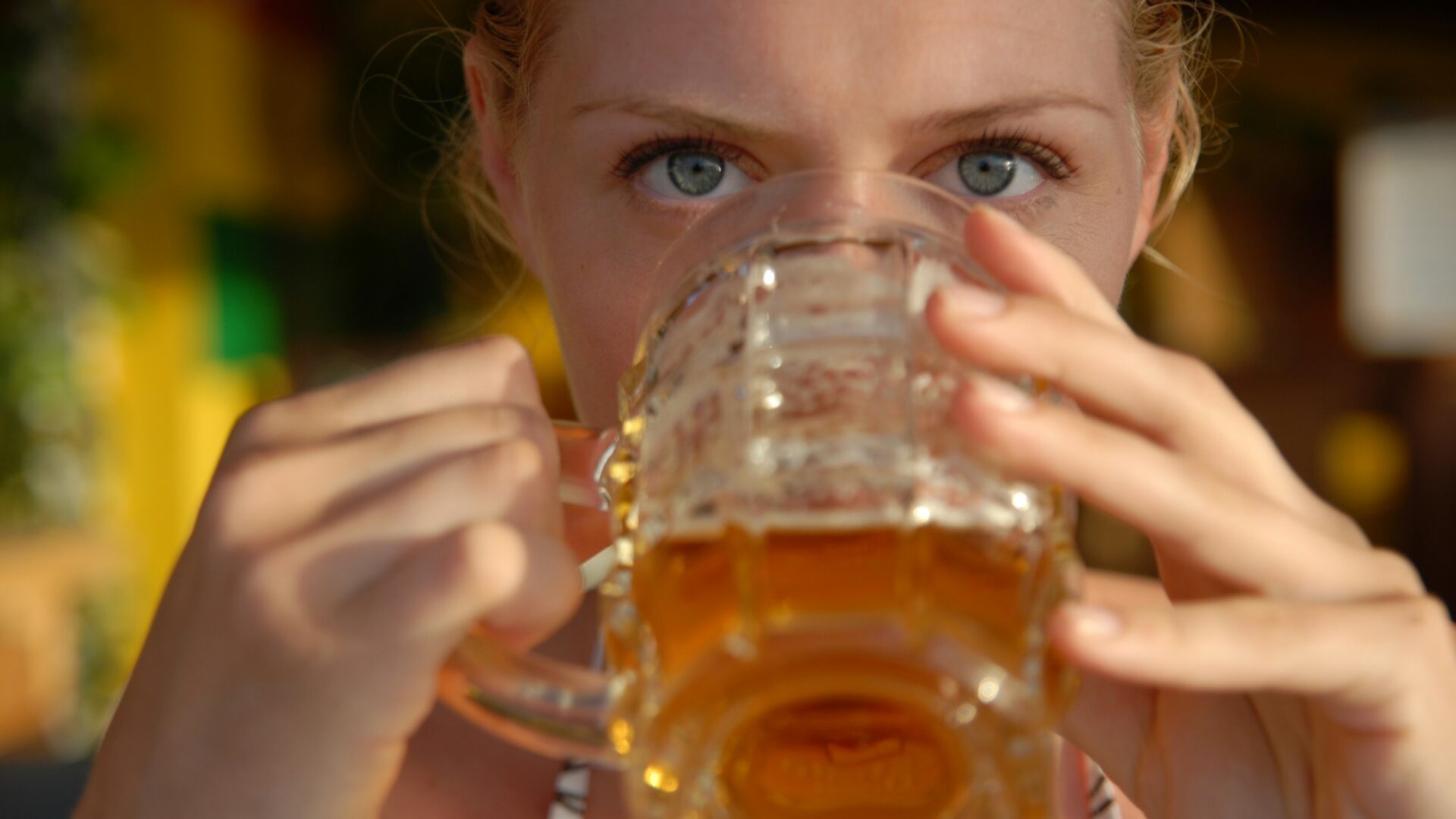 Více než polovina žen v Česku, které pijí pivo, upřednostňuje klasiku – světlé pivo. Ilustrační foto: Depositphotos.com