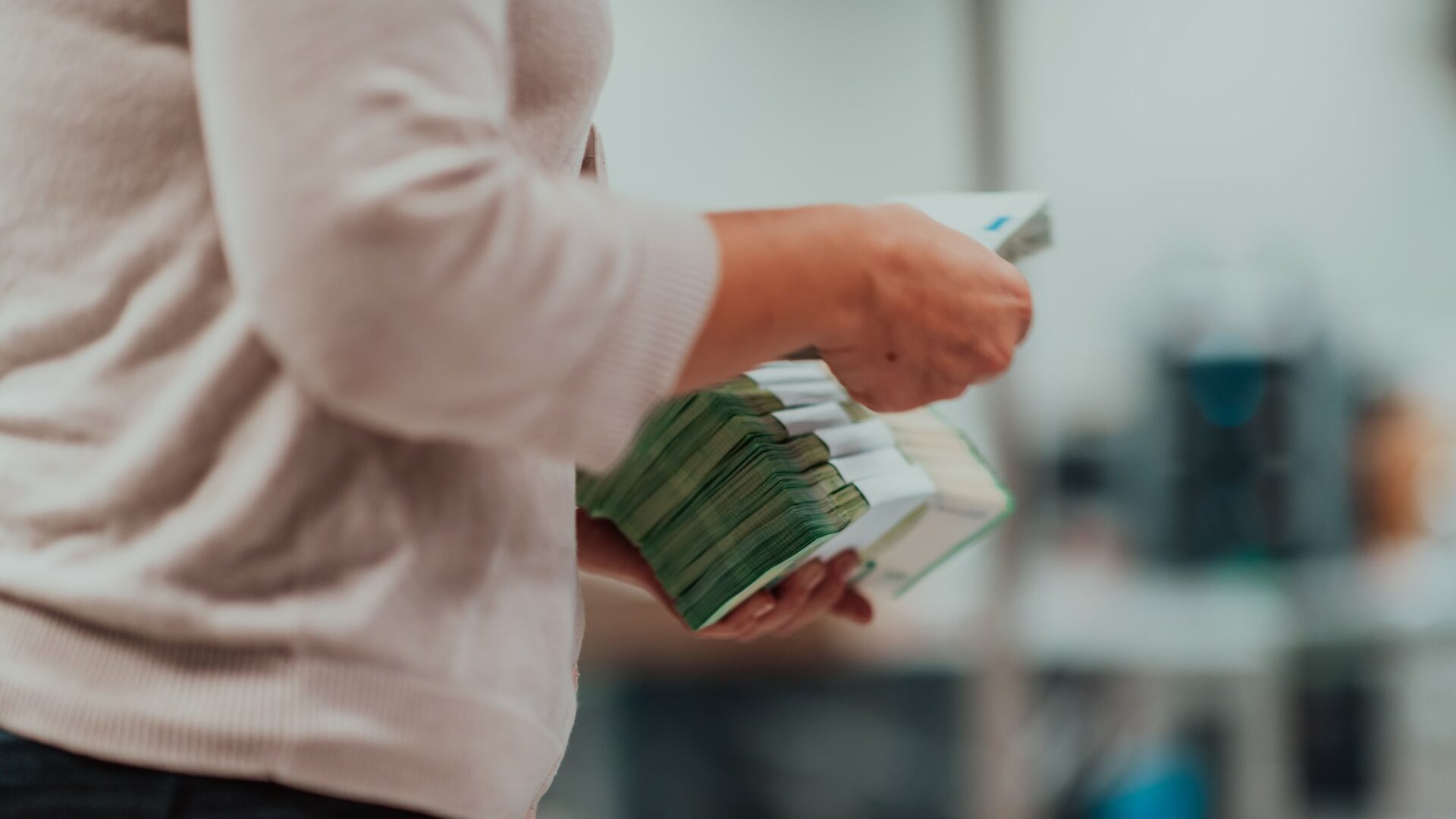 Některé firmy povolují svým zaměstnancům home office jeden den v týdnu. Ale například banky snížily kapacitu pracovních míst a vůbec neumožňují zaměstnancům, aby se v kanceláři potkali všichni společně. Ilustrační foto: Depositphotos.com