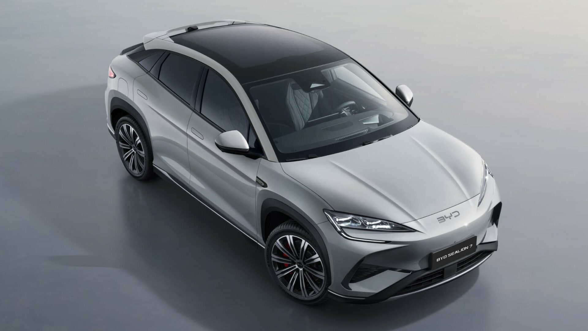Čína přichází s elektrovozy, které lze nabít skoro tak rychle, jako natankovat auto benzínem či naftou. Na snímku BYD Sealion 7. Zdroj: BYD