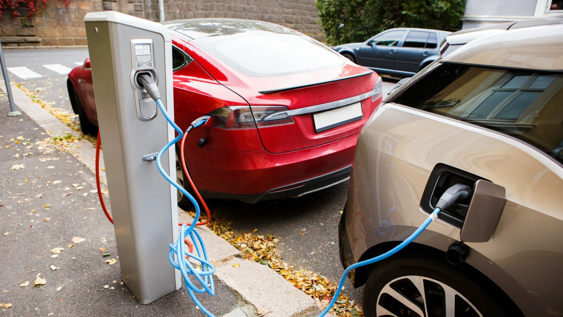 Současné vyšší počáteční investice spojené s pořízením elektromobilu v cenové hladině zhruba do jednoho milionu korun vyrovnávají v průběhu času náklady na servis, údržbu a provoz. Ilustrační foto: Depositphotos.com