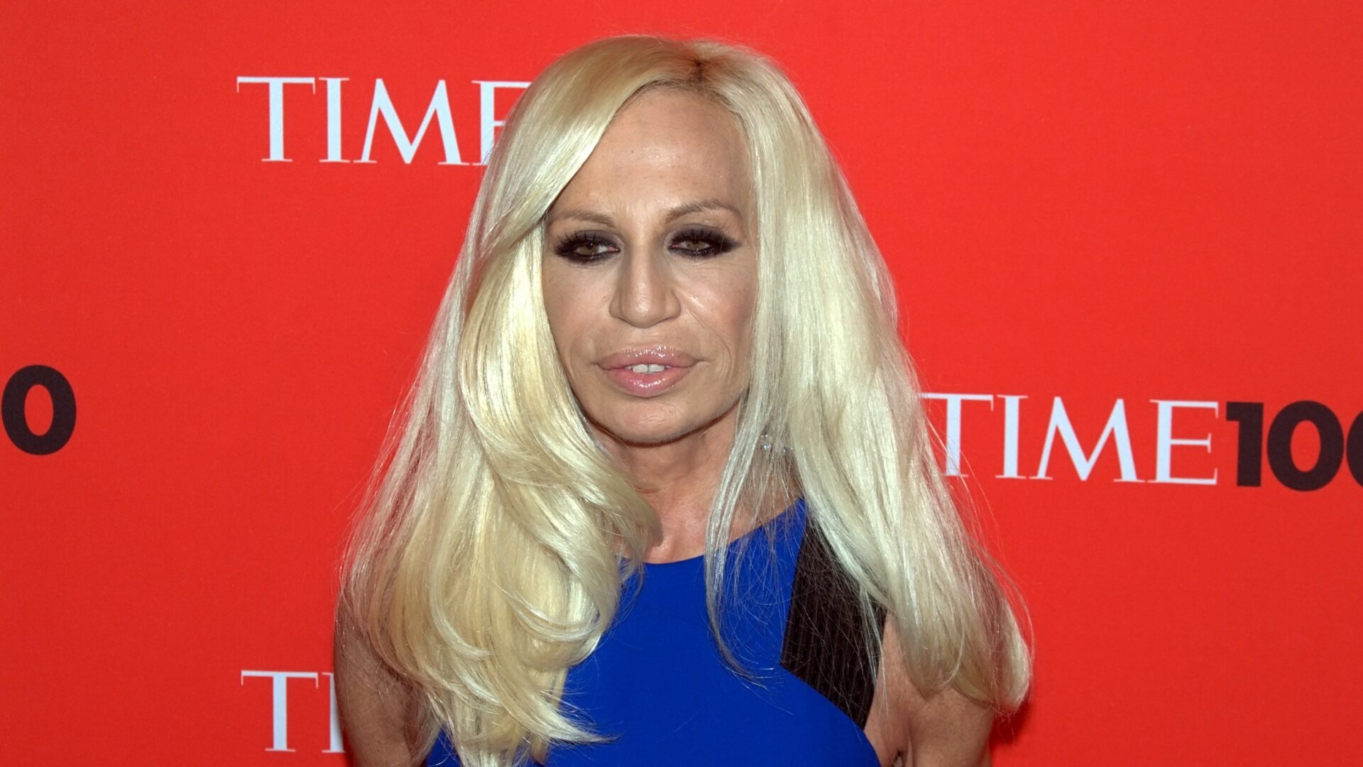 Po 27 letech odchází Donatella Versace z návrhářské dráhy jako ikona, jako jedna z nejúspěšnějších návrhářek v moderní historii módy. Ilustrační foto: David Shankbone – Shankbone, CC BY 3.0, https://commons.wikimedia.org/w/index.php?curid=11597432