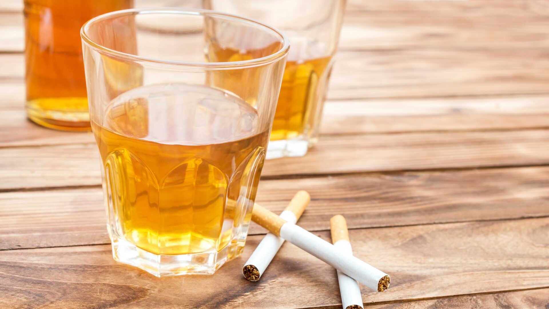 Od začátku roku došlo ke zvýšení spotřební daně z cigaret a tabáku, pokračuje rovněž zvýšení sazby spotřební daně z lihu. Ilustrační foto: Depositphotos.com