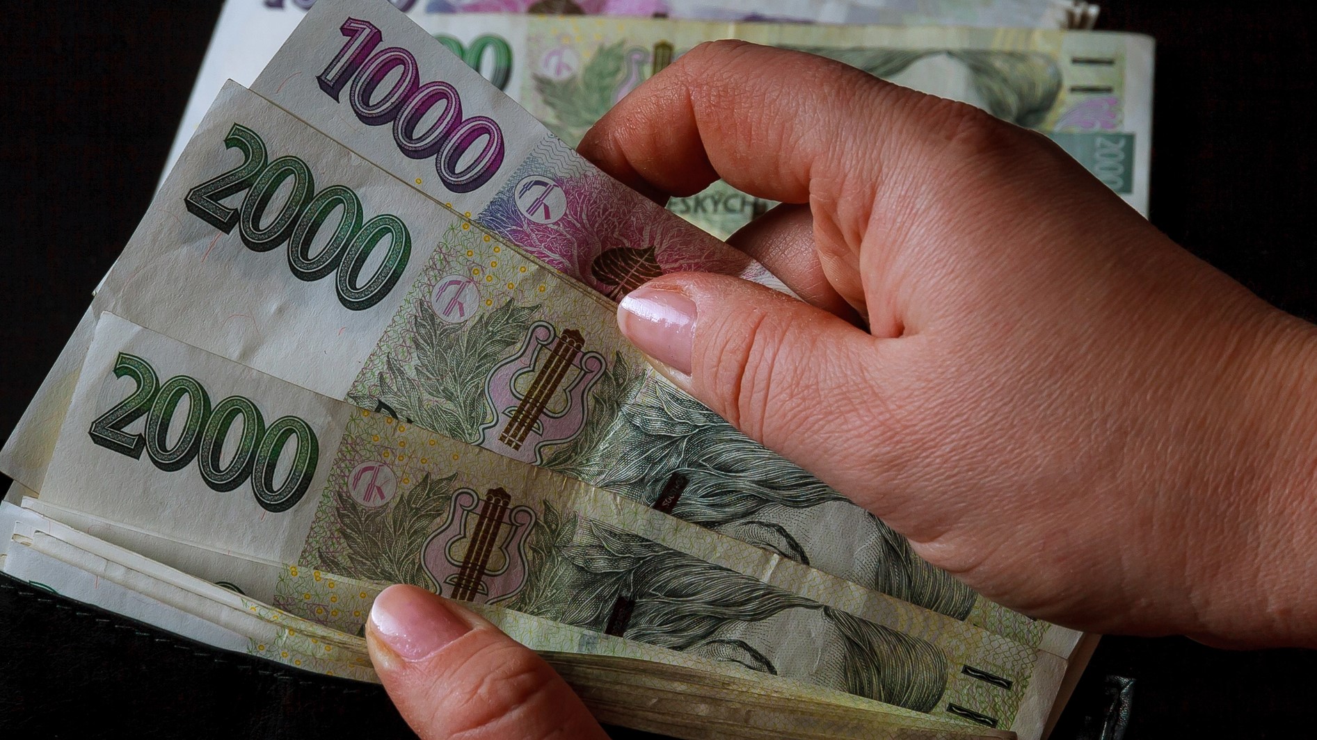 Superdávka v sobě bude kombinovat jak finanční pomoc s úhradou životních nákladů, tak bonusy za řádnou pracovní morálku a výchovu dětí. Ilustrační foto: Depositphotos.com