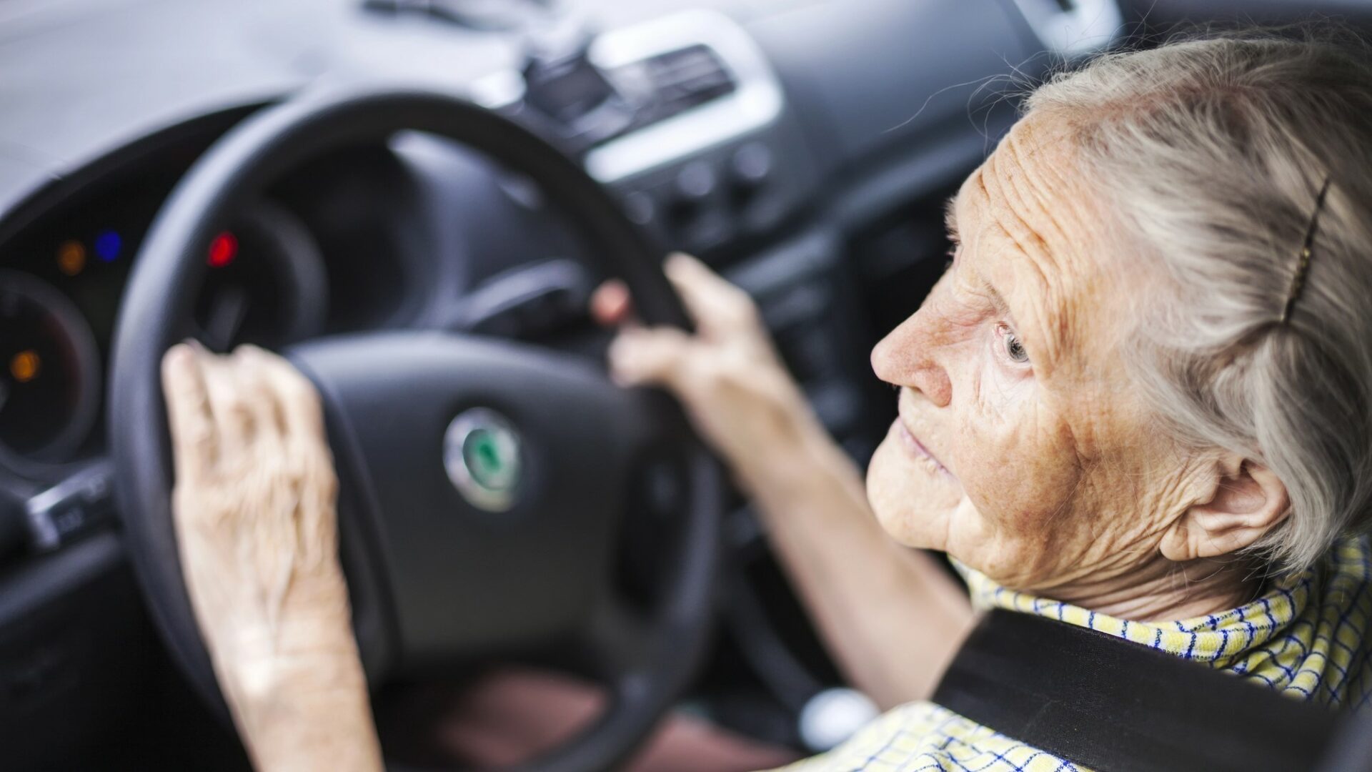 Seniorům za volantem vadí, že v době digitalizace musí vozit fyzický doklad o zdravotní způsobilosti. Ilustrační foto: Depositphotos.com