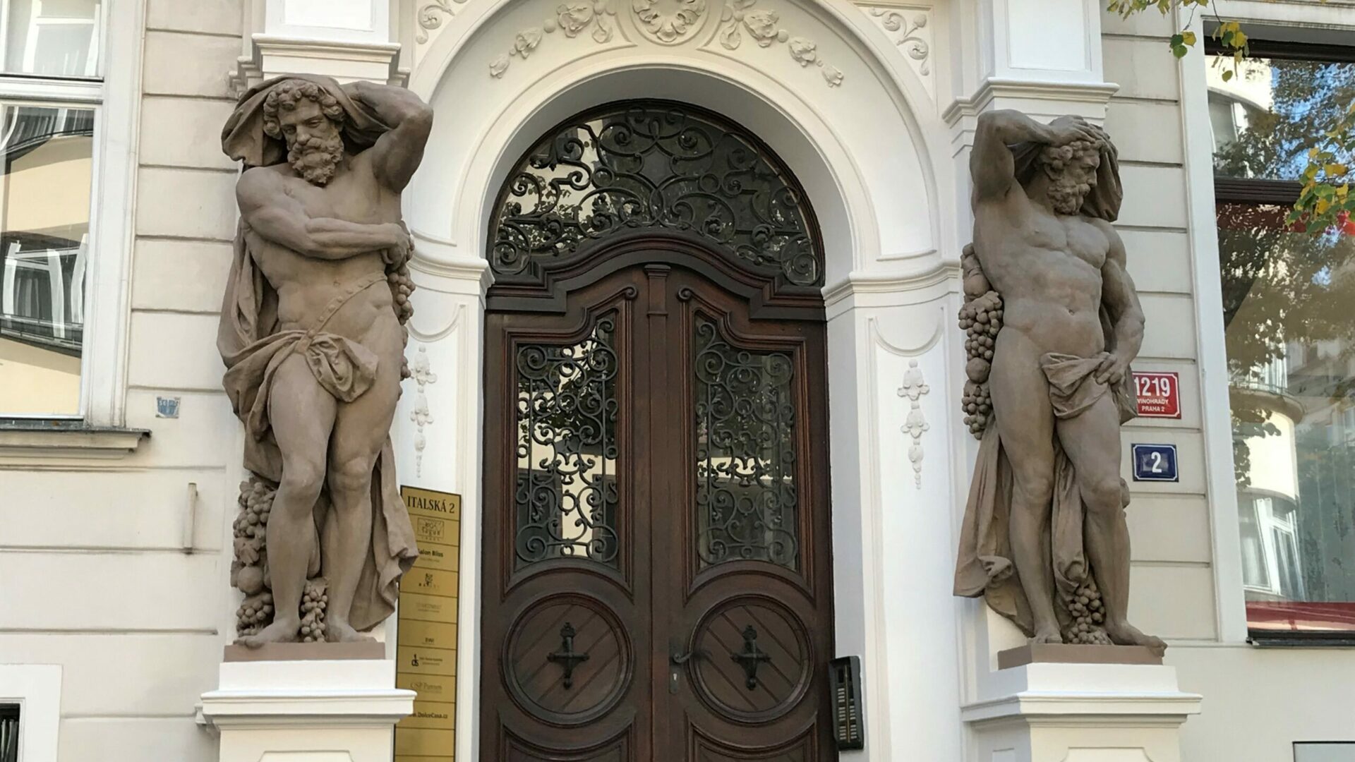 Průměrný obyvatel Prahy potřebuje více než 17 ročních příjmů na to, aby si pořídil průměrný byt, zatímco v Berlíně je to jen 11 a v Bratislavě 15. Ilustrační foto: faei.cz