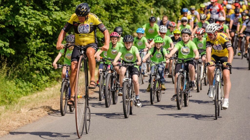 Josef Zimovčák s pelotonem projektu Na kole dětem. Foto: MetLife