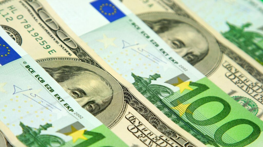 Dolar si vůči euru polepšil až ve druhé polovině týdne. Ilustrační foto: Depositphotos.com