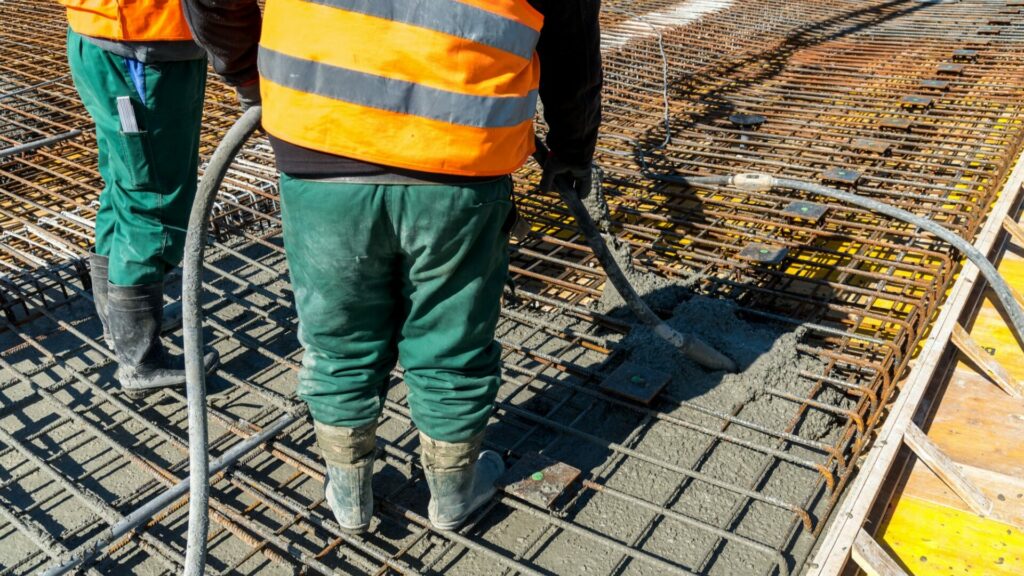 Cementárny a ocelárny po celé EU od příštího roku přijdou o část bezplatných emisních povolenek. Zdražení se projeví ve stavebnictví. Ilustrační foto: Depositphotos.com