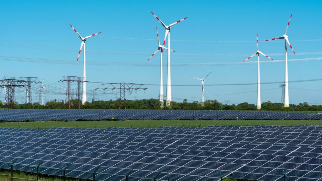 Kapacita tuzemské distribuční sítě elektrické energie je v řadě lokalit na svém stropu. Například v Jihomoravském či Jihočeském kraji je již téměř úplně rozebraná. Ilustrační foto: Depositphotos.com