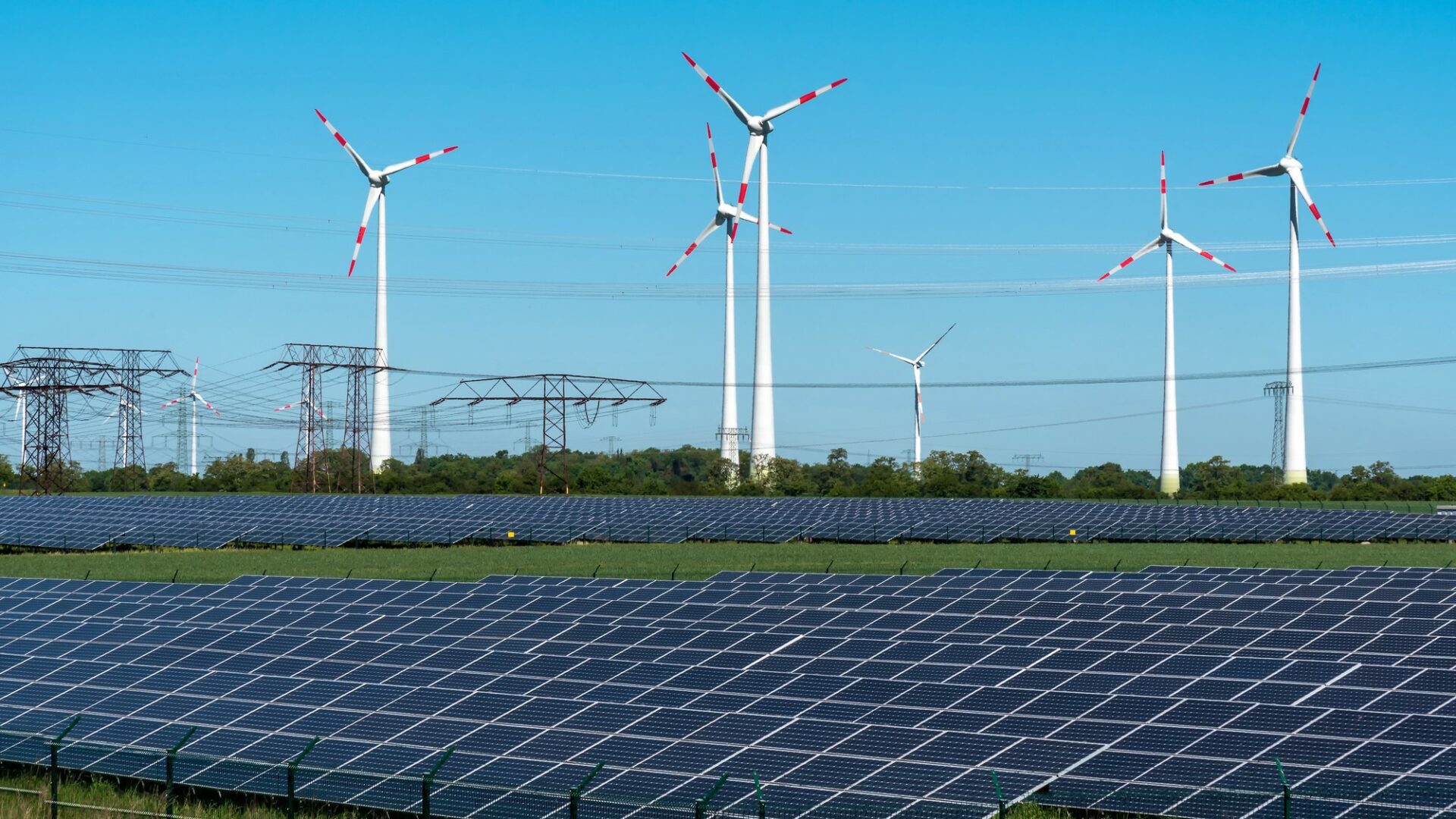 Kapacita tuzemské distribuční sítě elektrické energie je v řadě lokalit na svém stropu. Například v Jihomoravském či Jihočeském kraji je již téměř úplně rozebraná. Ilustrační foto: Depositphotos.com