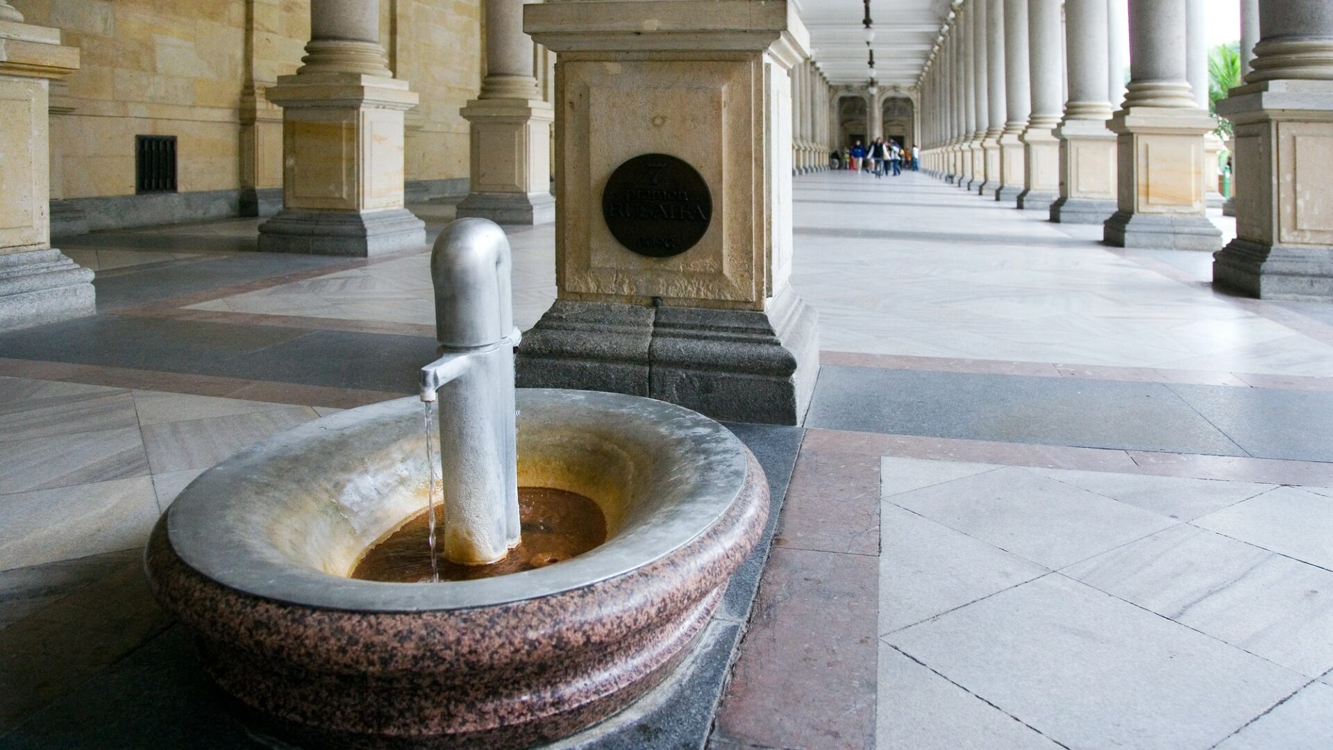 V některých lázních na západě Čech pracuje v podpůrném personálu až polovina Ukrajinců. Ilustrační foto: Depositphotos.com