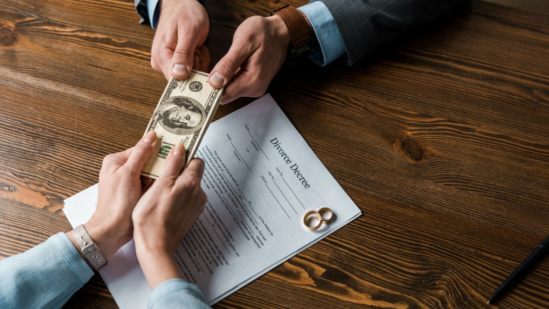 Pokud vznikla firma během manželství s využitím společných prostředků, rozděluje se v rámci společného jmění manželů nejen zisk, ale i obchodní podíly ve firmě. Ilustrační foto: Depositphotos.com