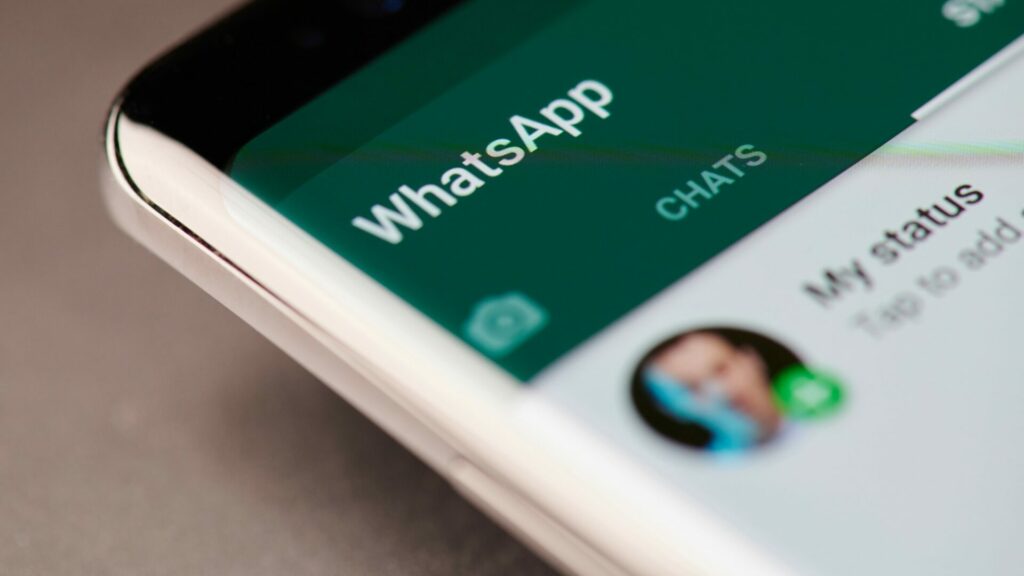 Kyberšmejdi se nejprve na síti WhatsApp zmocní něčího účtu a pak obesílají kontakty zprávami s cílem získat od nich peníze. Ilustrační foto: Depositphotos.com