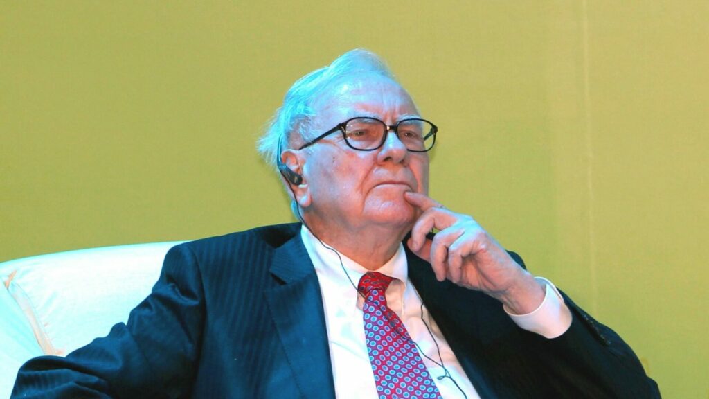 Warren Buffett drží rekordní hotovost, odprodává americké akcie, obává se dluhové situace USA a předává žezlo svému nástupci Gregu Abelovi. Ilustrační foto: Depositphotos.com
