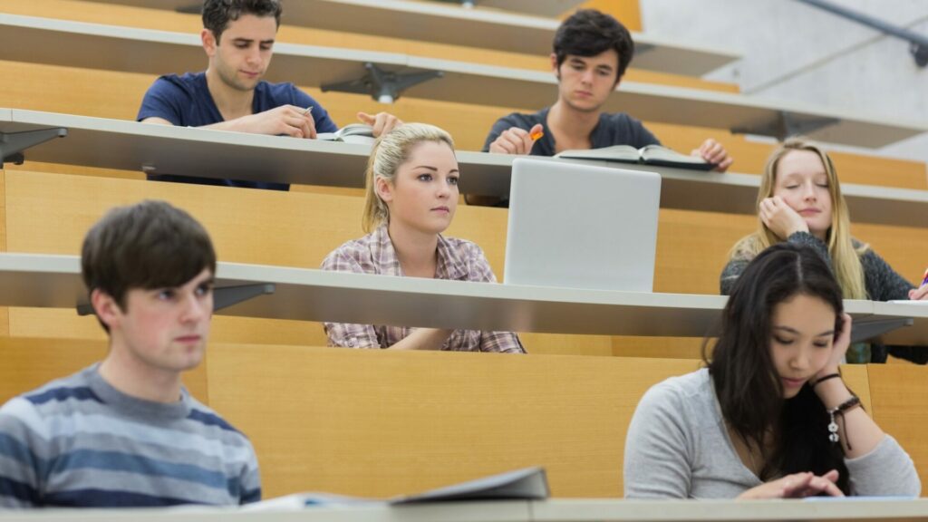 K investici do vysokoškolského vzdělání patří i nezbytné studijní pomůcky. Bez notebooku se dnes student prakticky neobejde. Ilustrační foto: Depositphotos.com