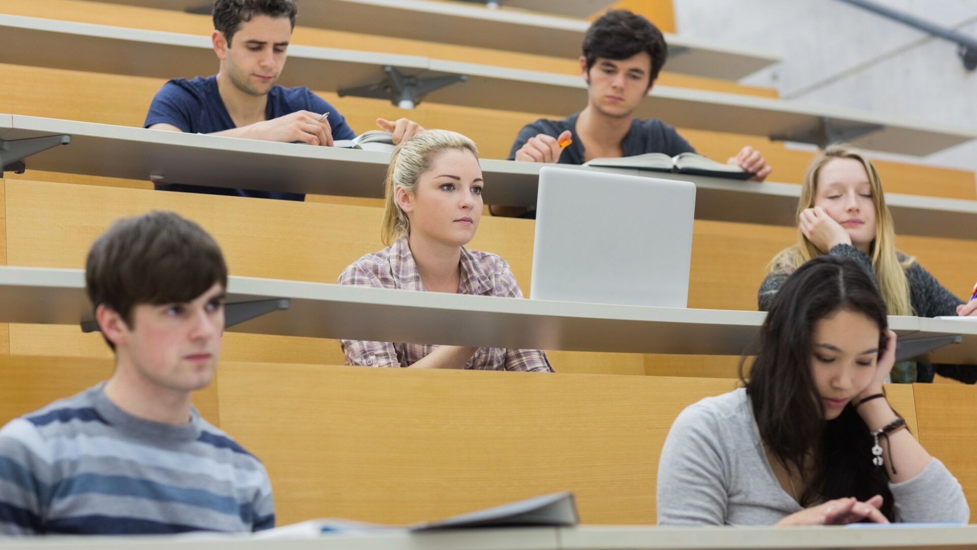 K investici do vysokoškolského vzdělání patří i nezbytné studijní pomůcky. Bez notebooku se dnes student prakticky neobejde. Ilustrační foto: Depositphotos.com