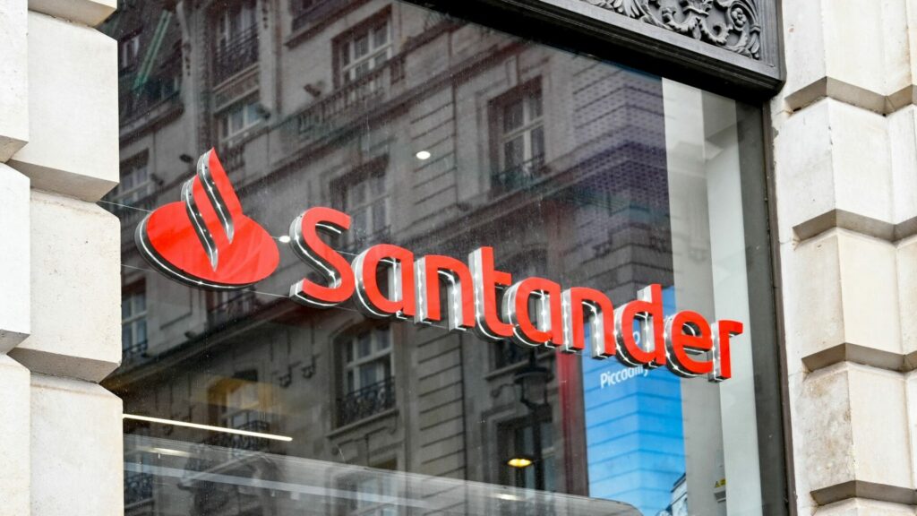 Erste v pondělí oznámila, že kupuje 49 procent polské banky Santander. Ilustrační foto: Depositphotos.com