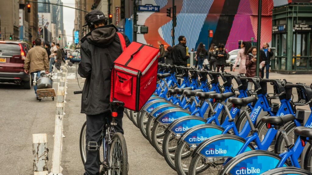Americký donáškový gigant, společnost DoorDash, oznámil důležité akvizice. Ilustrační foto: Depositphotos.com
