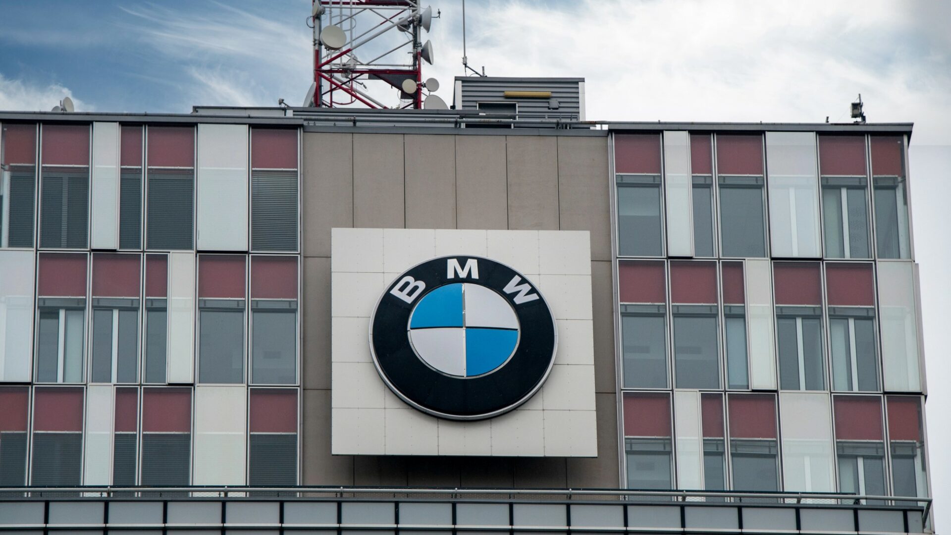 Slovensko je na automobilovém průmyslu ještě více závislé než Česko. Auta a součástky tvoří na Slovensku až 30 procent exportu, zatímco v Česku je to zhruba 20 procent. Ilustrační foto: Depositphotos.com