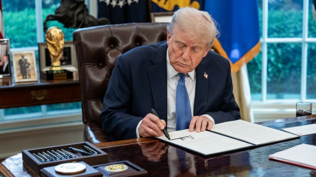 „Každý pokus o ozdravení veřejných financí se setkal s odporem trhů i voličů. Trump tak podle všeho pochopil, že šetřit se dnes politicky nevyplácí,“ říká analytik BHS Timur Barotov. Ilustrační foto: flickr.com/whitehouse
