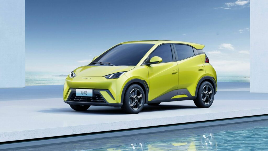 V Číně tamní jednička na trhu, automobilka BYD, zlevňuje svůj nejlevnější model Seagull o dvacet procent, v přepočtu na necelých 170 000 korun. Ilustrační foto: BYD