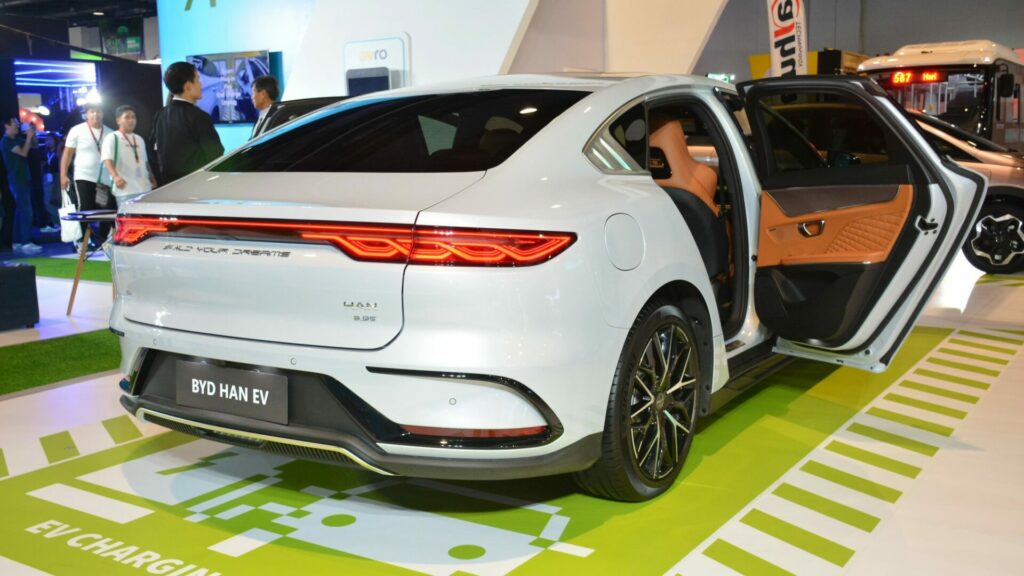 Čínská společnost BYD překonala Teslu v prodejích bateriových elektromobilů na evropském trhu a zařadila se mezi deset nejčastěji registrovaných značek. Ilustrační foto: Depositphotos.com