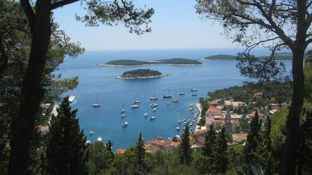 Mezi turisticky atraktivní místa v Chorvatsku patří i ostrov Hvar. Ilustrační foto: Pixabay.com