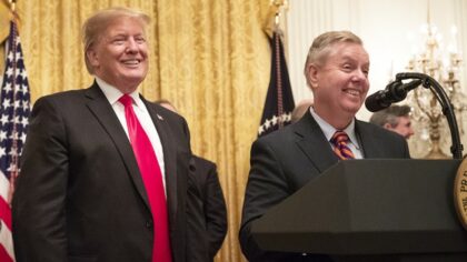 Lindsey Graham (vpravo) je klíčový politický spojenec prezidenta Donalda Trumpa v americkém Senátu. Ilustrační foto: The White House from Washington, DC - President Trump Welcomes the Clemson Tigers to the White House, Public Domain, https://commons.wikimedia.org/w/index.php?curid=75877732