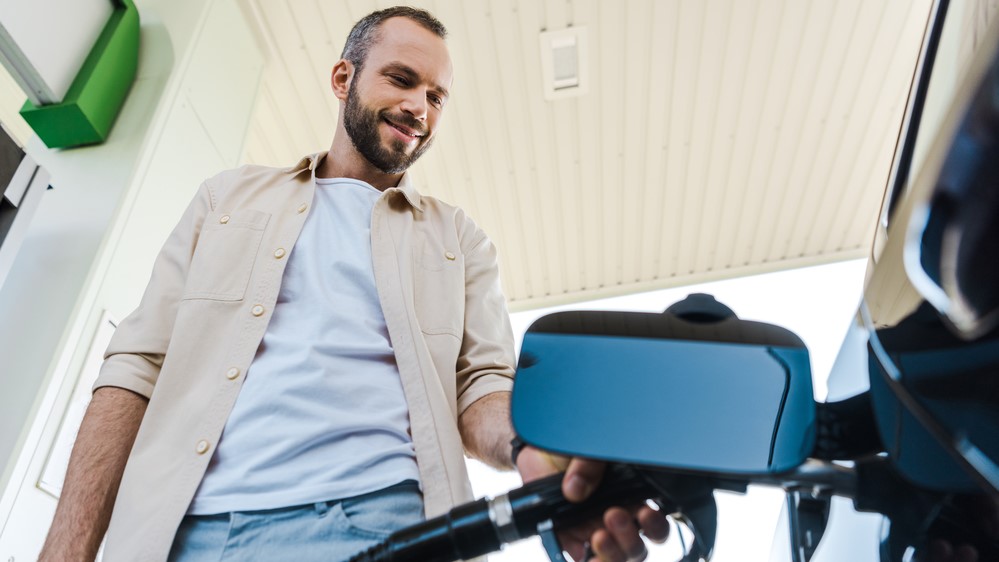 O prázdninách na pumpách pořídíme za průměrnou čistou mzdu zhruba 1 125 litrů pohonných hmot, nikdy to nebylo více. Ilustrační foto: Depositphotos.com