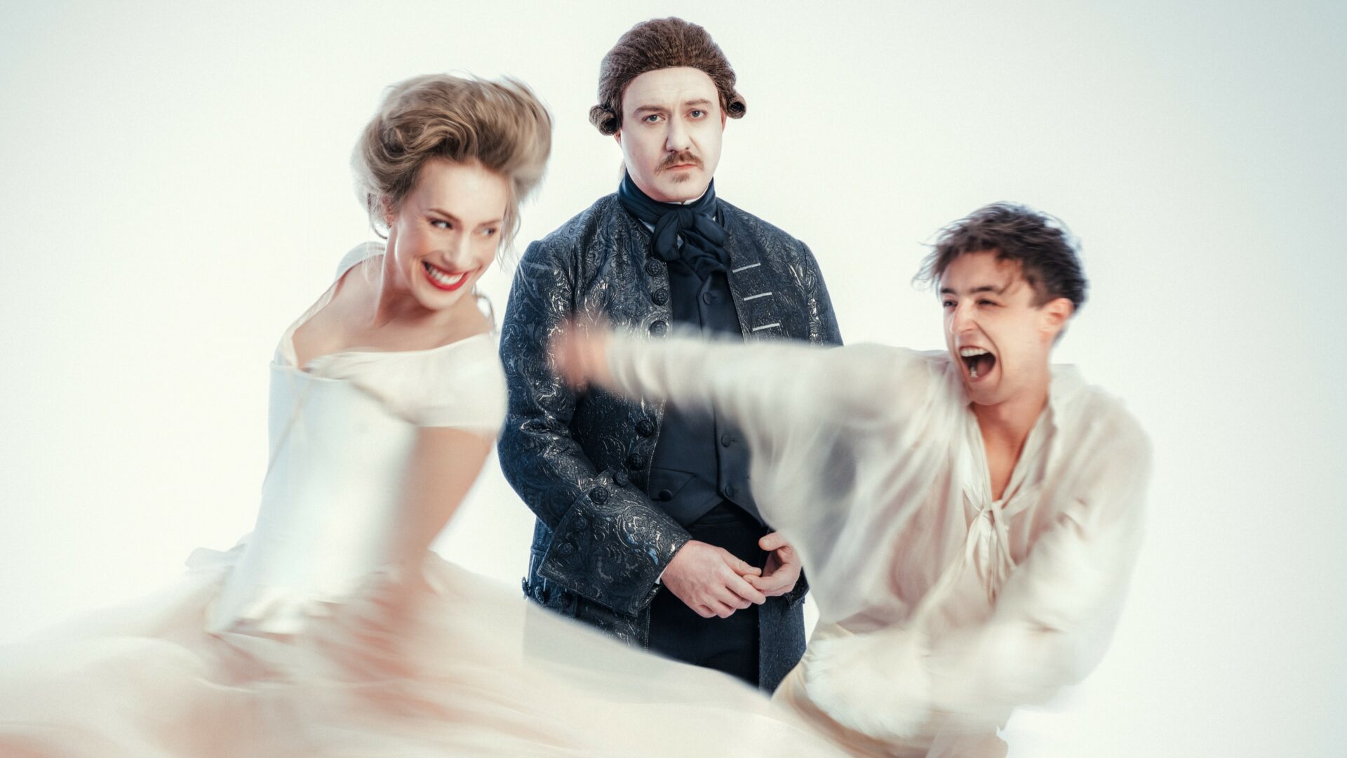 V Divadle Na Fidlovačce ztvární Denis Šafařík (vpravo) geniálního muzikanta ve hře Amadeus, která má premiéru 16. října. Mozartovu ženu si zahraje Aneta Krejčíková a skladatele Salieriho Jan Holík. Foto: Alena Hrbková, Divadlo Na Fidlovačce