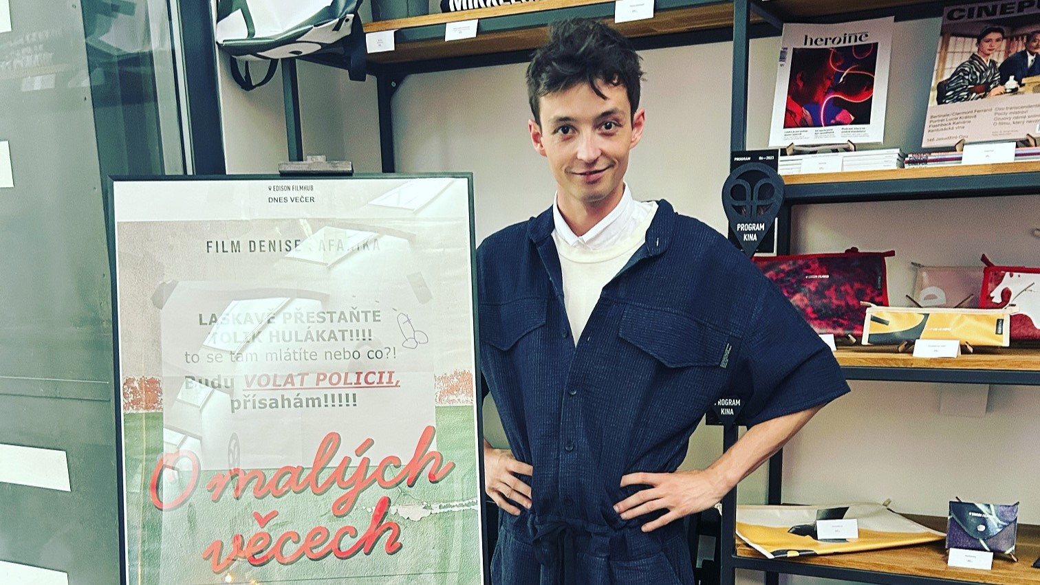„Já a můj film,“ okomentoval tuhle fotku Denis Šafařík, scenárista a režisér snímku O malých věcech. Foto: Soukromý archiv Denise Šafaříka