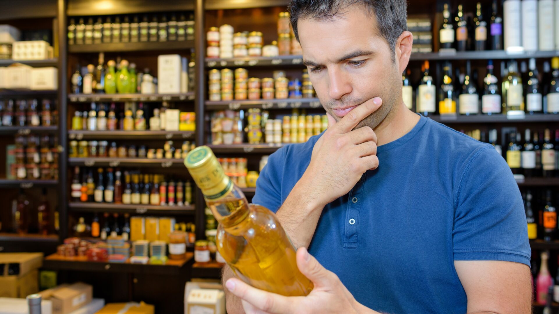 Platinová nebo zlatá medaile s anglickým nápisem na lahvi z moravského vinařství bude v obchodě určitě vypadat dobře. Ale co že je to za soutěž? Ilustrační foto: Depositphotos.com