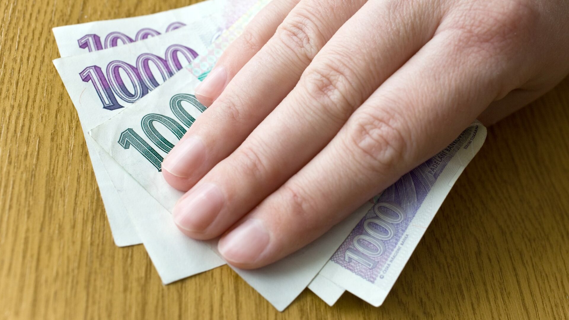 Některé firmy platí zaměstnancům část mzdy „bokem“, aby se vyhnuly vyšším odvodům. Obzvláště kritická situace je ve stavebnictví, gastronomii a logistice. Ilustrační foto: Depositphotos.com