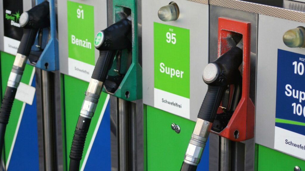 Při cestách v cizině počítejte s tím, že si za pohonné hmoty připlatíte. Ilustrační foto: Depositphotos.com