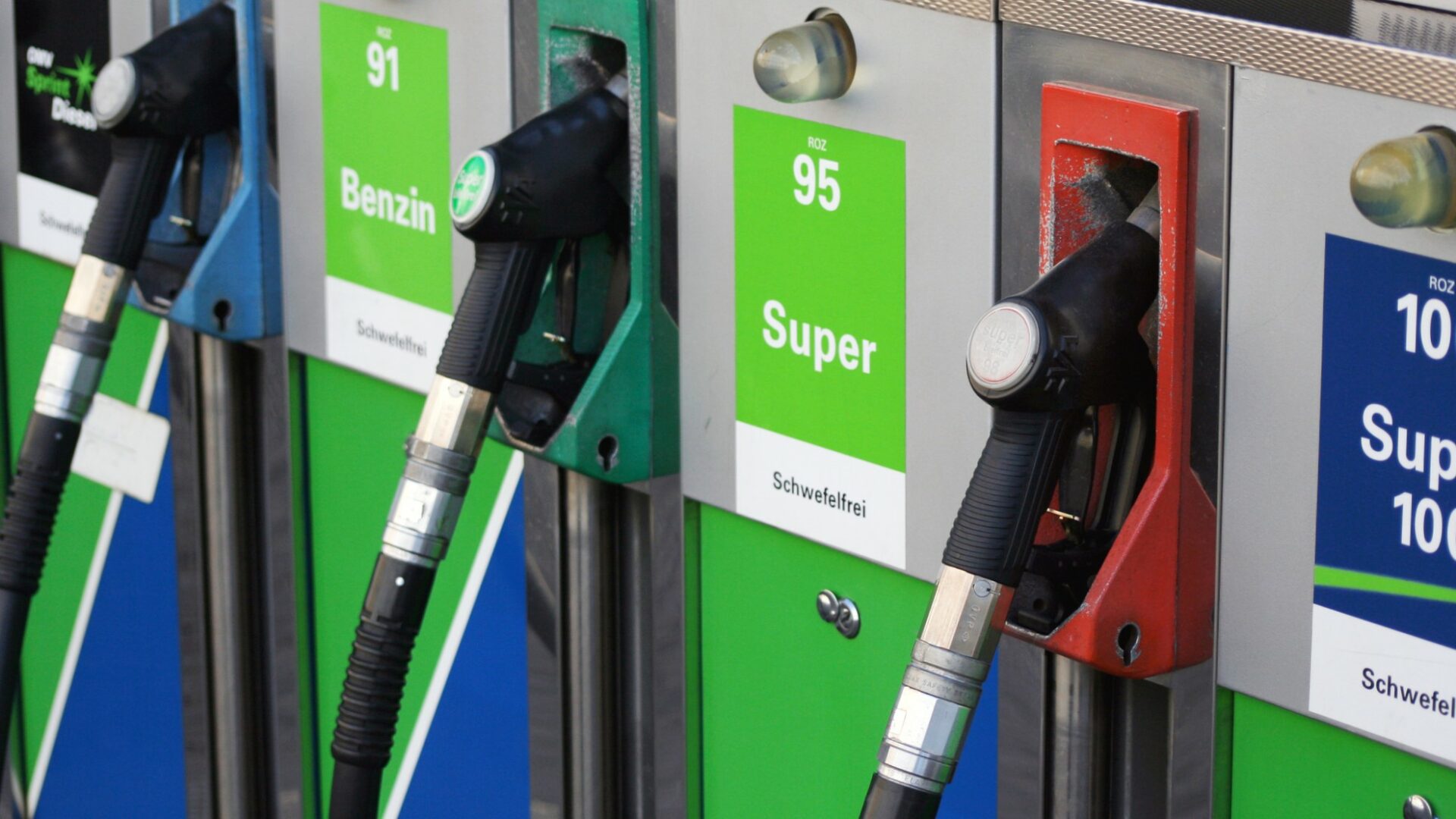 Při cestách v cizině počítejte s tím, že si za pohonné hmoty připlatíte. Ilustrační foto: Depositphotos.com